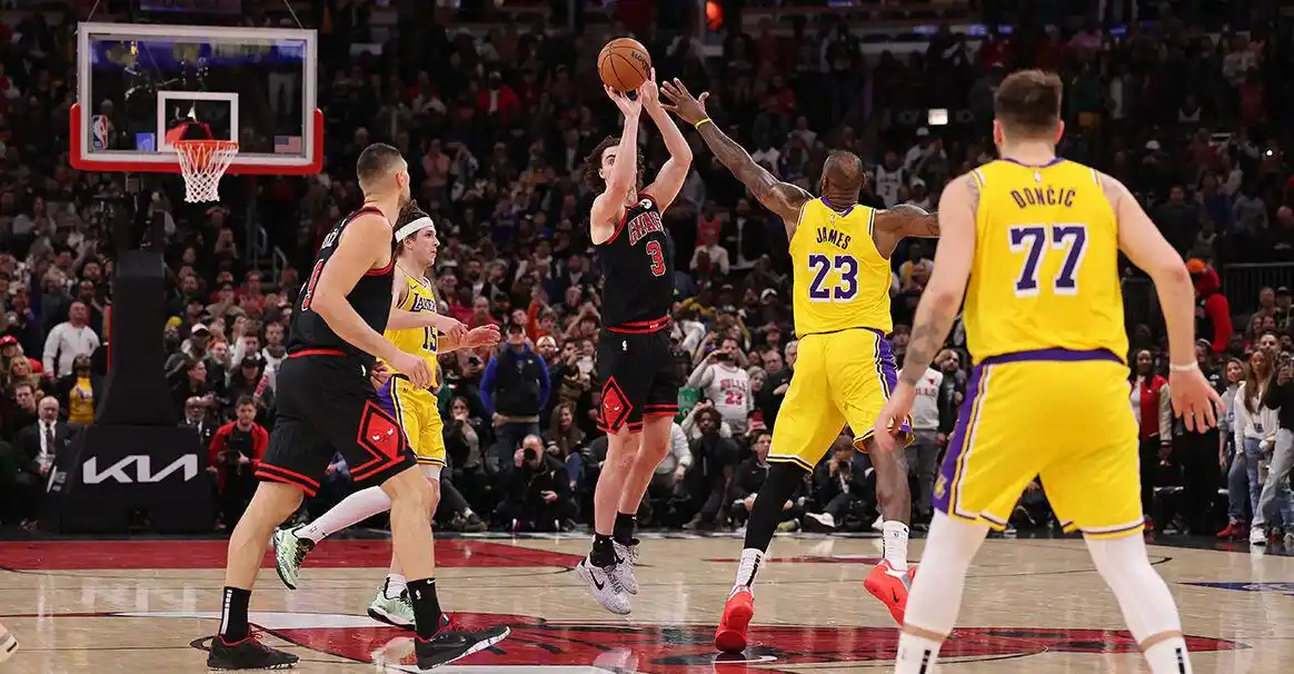 包含洛杉矶湖人NBA战胜芝加哥公牛戴维斯补篮制胜的词条